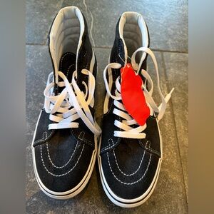 Vans Sk8 Hi shoes. Unisex. Brand new with tags.
Size EUR 39 or 8.5